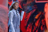 Kebina ćerka u plavom miniću na PZE25! Na sceni bila sama, od mikrofona se nije pomerila! (FOTO)