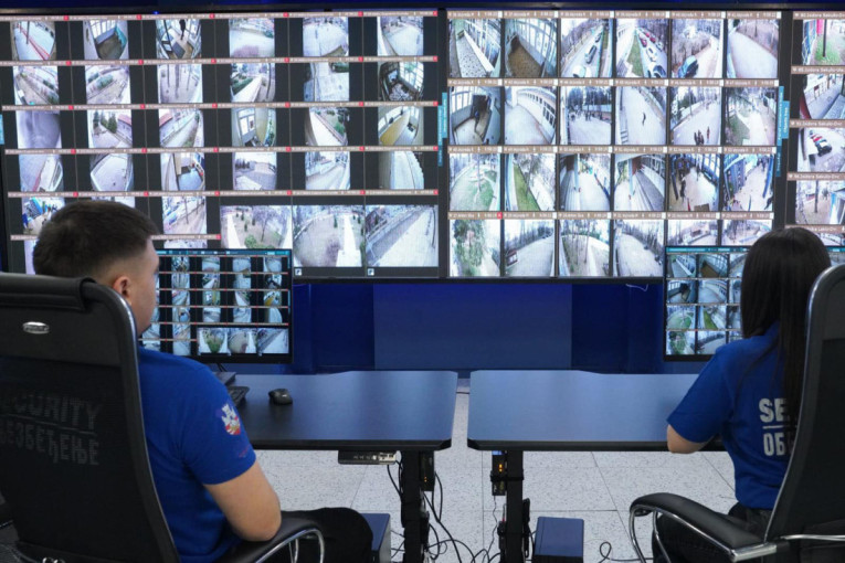 "Svaka kamera ima softver koji prepoznaje hladno i vatreno oružje": Šapić o prvoj fazi bezbednosnog projekta u školama (FOTO)