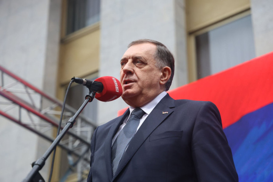 "Republika Srpska i njen predsednik će biti odbranjeni, Srbija je uvek uz njih": Vučić krenuo ka Banjaluci (VIDEO)