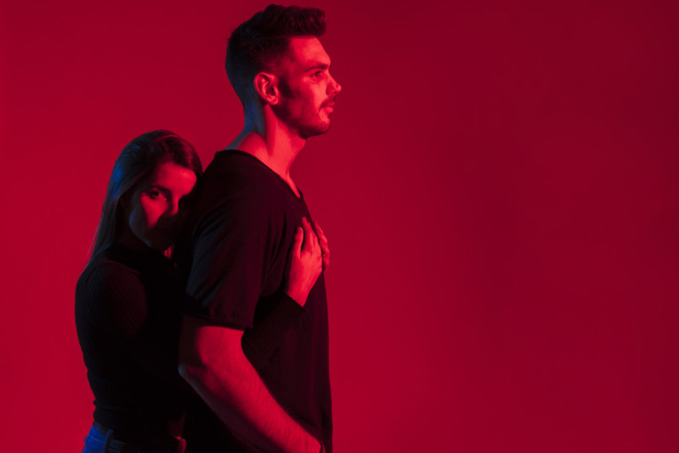 Pustite ih da dišu, inače će pobeći glavom bez obzira: Tri znaka Zodijaka ne podnose da ih neko "guši"