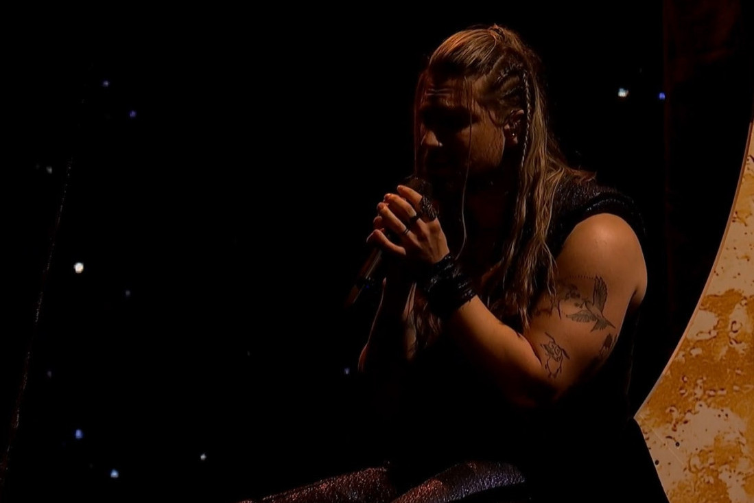 Princ od Vranje kao "Mali Princ" na PZE25: Visio sa plafona, a njegovi mišići u prvom planu (FOTO)