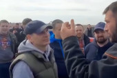 Užas: Pogledajte kako se opozicionar Miloš Jovanović pojavio na protestu (FOTO)