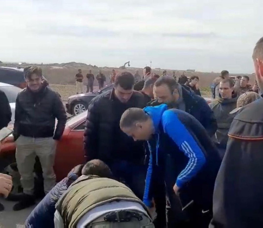 Užas: Pogledajte kako se opozicionar Miloš Jovanović pojavio na protestu (FOTO)