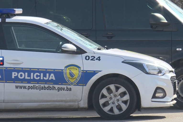 Muškarac se zabarikadirao u kući: Čuo se i pucanj!