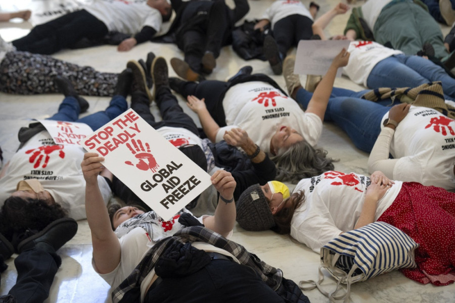 Jasno je odakle zlokobna simbolika protesta u Srbiji potiče: Otpušteni radnici USAID-a i simbol krvave šake (FOTO/VIDEO)