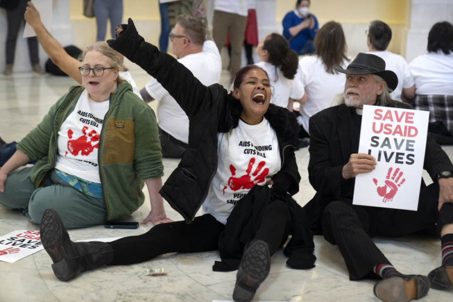 Sad je kristalno jasno ko stoji iza krvave šake: Otpušteni radnici USAID-a koristili simbol koji je preuzela i NATO opozicija