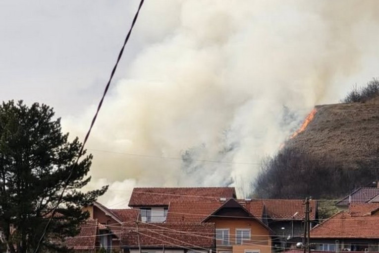 Požar u Novom Pazaru: Brdo prekriveno vatrom i dimom (FOTO)