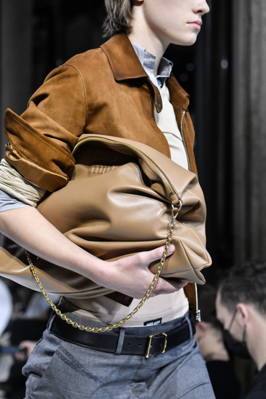 Novi stilski trik koji je osvojio modne zaljubljenike: Evo kako se sada nose torbe sa ručkom