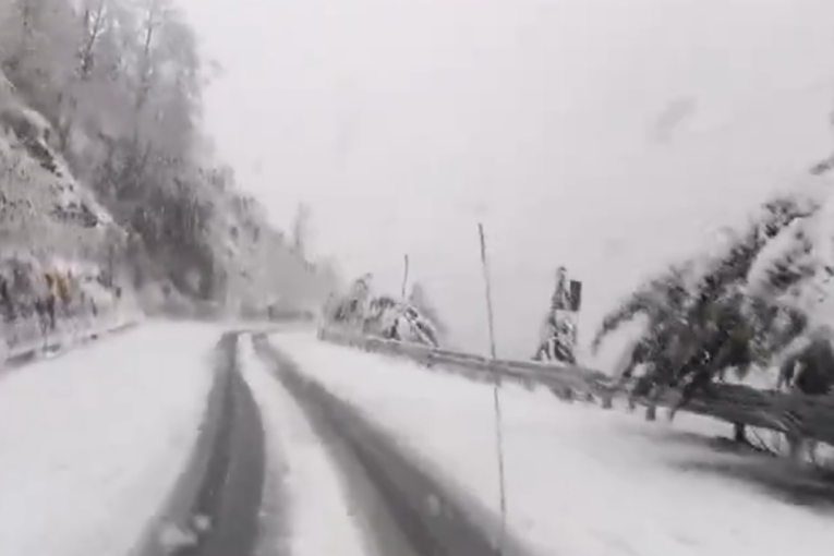 Spaseno 10 ljudi koje je zatrpala lavina, u teškom su stanju: Pod snegom još 47 radnika (VIDEO)