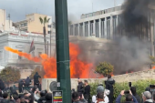 Haos na protestima u Grčkoj! Demonstranti palili ulice i ispaljivali vatromet, policija upotrebila suzavac (VIDEO)