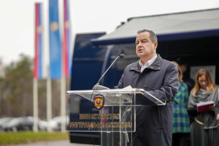 Dačić prisustvovao primopredaji donacije vozila "Šengen bus" za nadzor granice (FOTO)