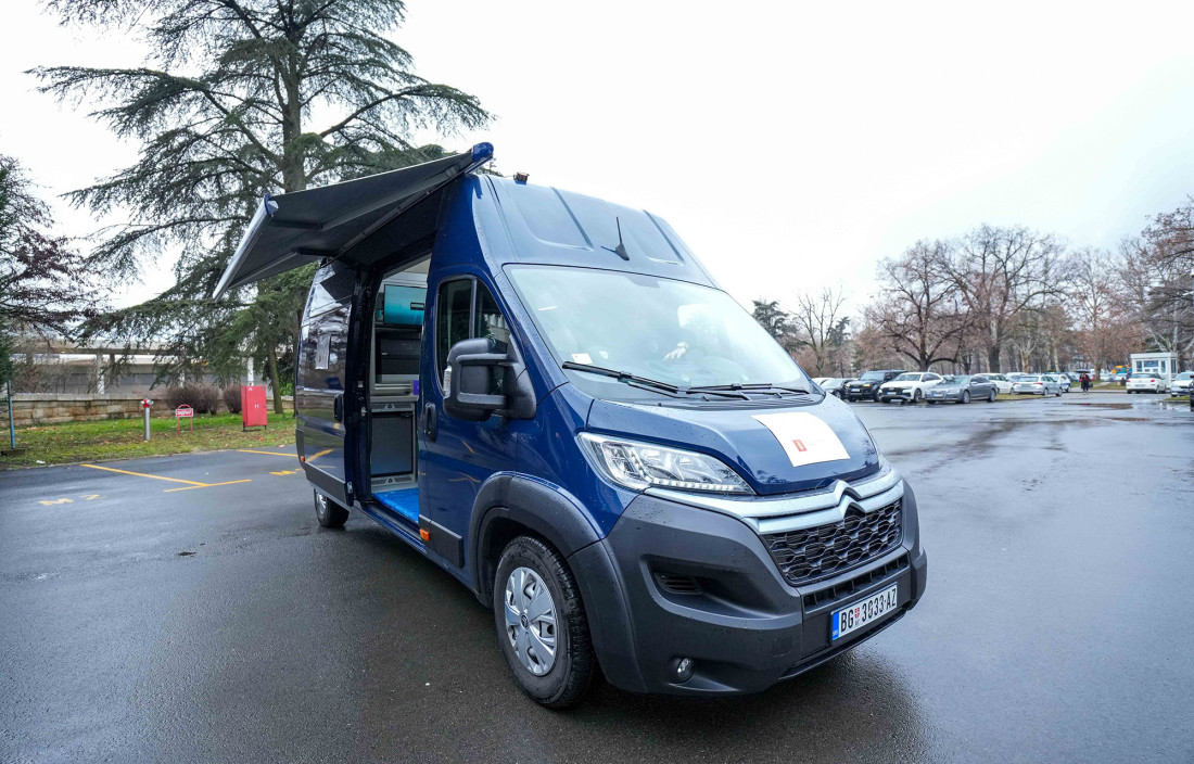 Dačić prisustvovao primopredaji donacije vozila "Šengen bus" za nadzor granice (FOTO)