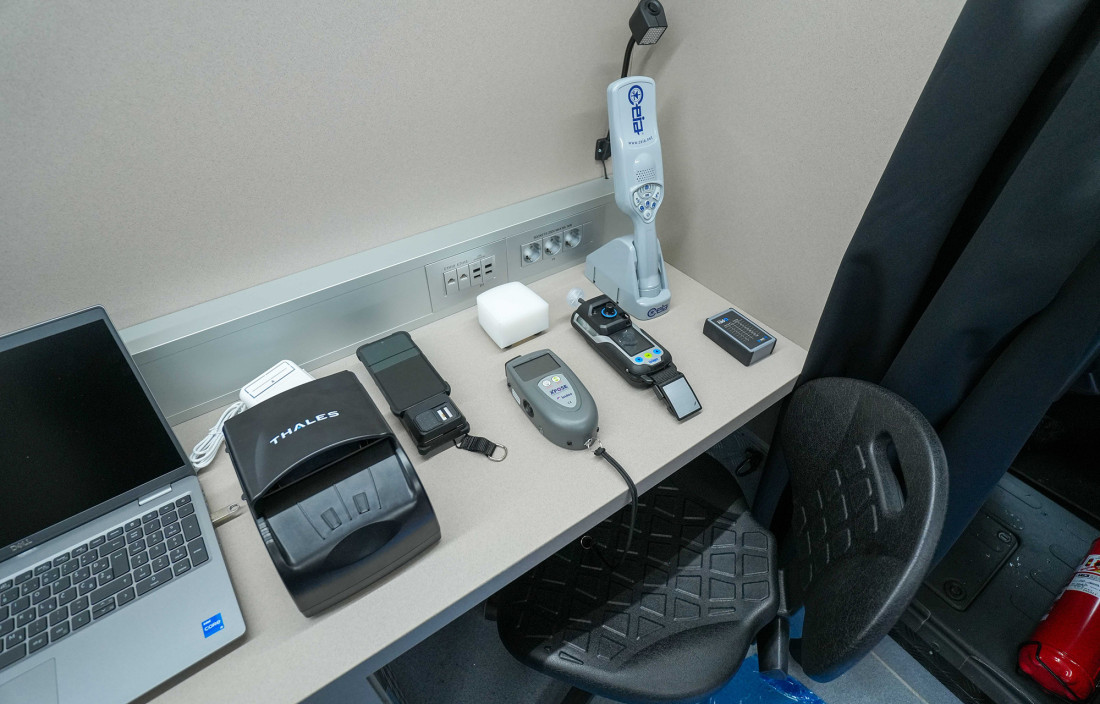 Dačić prisustvovao primopredaji donacije vozila "Šengen bus" za nadzor granice (FOTO)