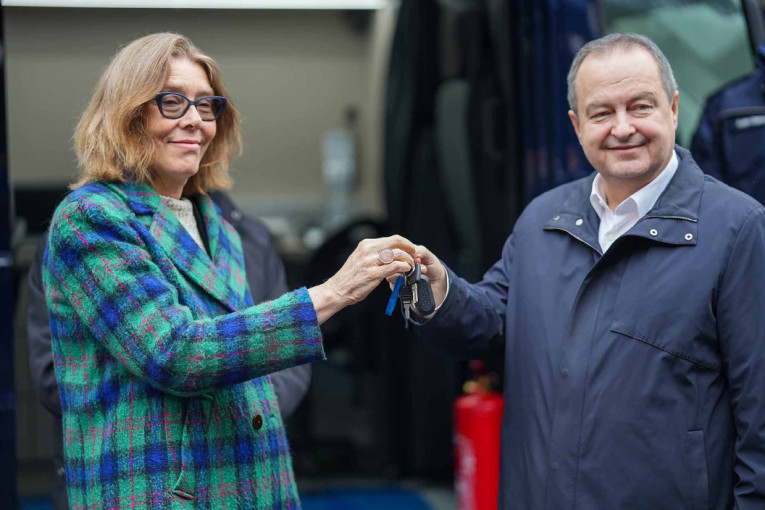 Dačić prisustvovao primopredaji donacije vozila "Šengen bus" za nadzor granice (FOTO)