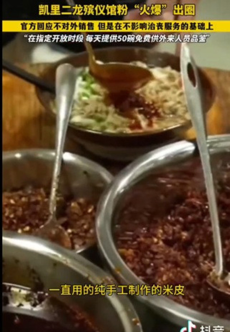 Kinezi se lažno predstavljaju kao ožalošćeni da bi probali viralno jelo pogrebne firme (VIDEO)