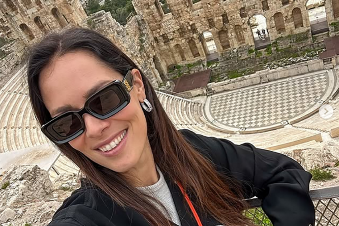 Pozdrav Partizanu iz Akropolja! U pozadini čuveni teatar Herodion, a naša lepotica sva u crno-belom!