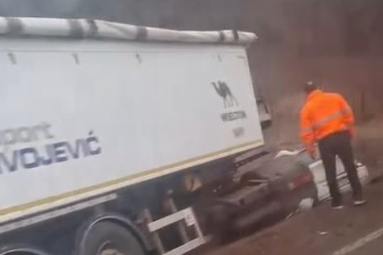 Saobraćajna nesreća kod Paraćina: Kamion i automobil završili u jarku, jedna osoba stradala (VIDEO)