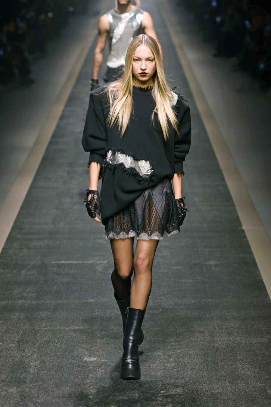 Nepo bebe na pisti! Romeo Bekam i Lila Mos iznenadili na reviji Versačea na Nedelji mode u Milanu