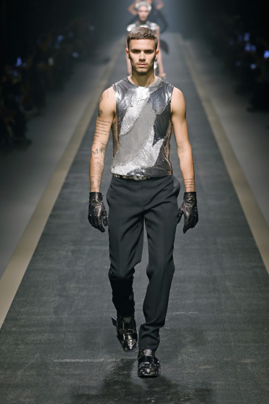 Nepo bebe na pisti! Romeo Bekam i Lila Mos iznenadili na reviji Versačea na Nedelji mode u Milanu