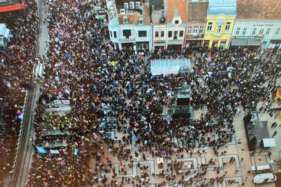 Vašarska atmosfera na "protestu" u Nišu: Kotlići, roštilj i alkohol na svakom ćošku (FOTO/VIDEO)