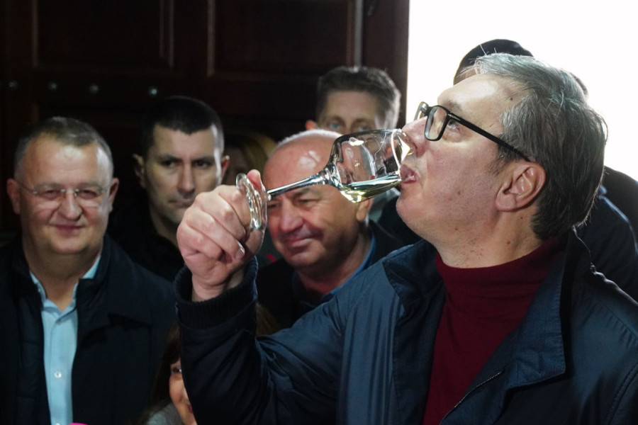 Vučić u Zaječarskom i Borskom okrugu: Moramo da razmišljamo o budućnosti i onima koji dolaze posle nas (FOTO/VIDEO)