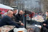 Došli da se prežderavaju: Bora Solunac i Miki Aleksić u vašarskoj atmosferi (FOTO)