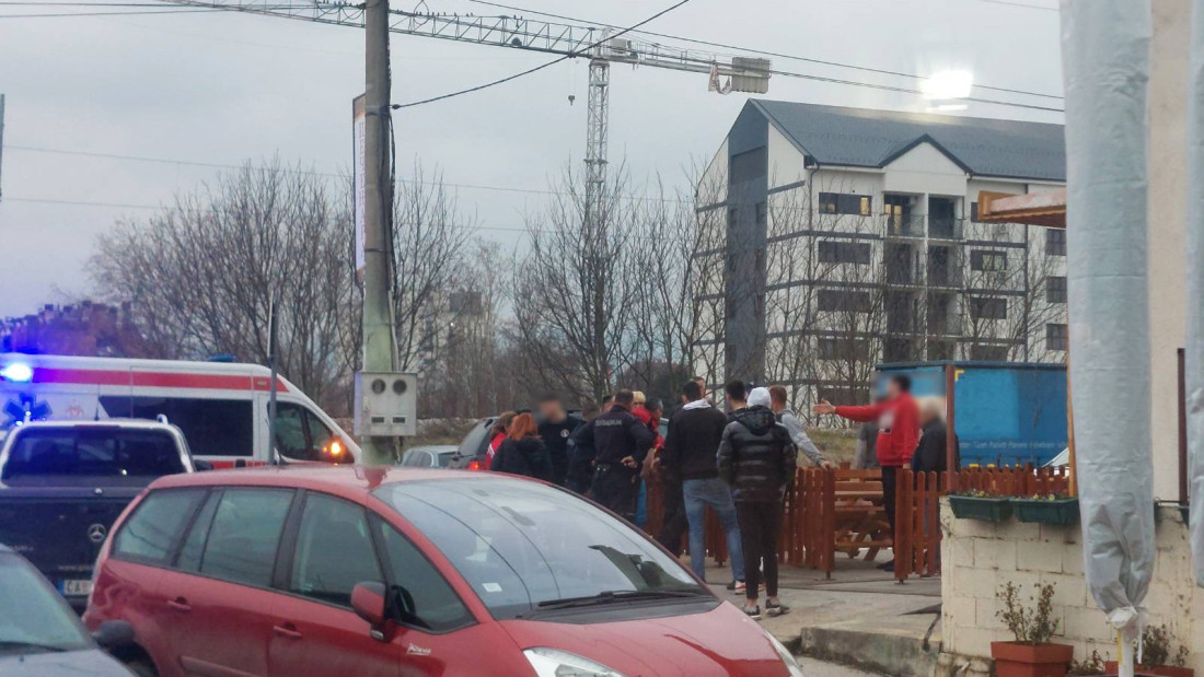 Jeziva masovna tuča u Čačku: Mladići započeli svađu u kafani, pa izašli napolje da se makljaju (FOTO)