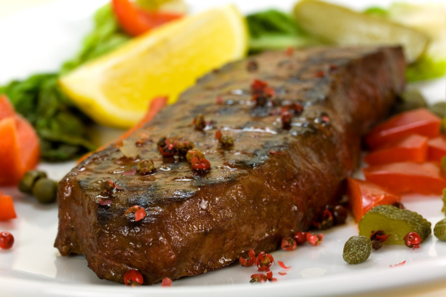 Recept dana: Juneći ramstek, neodoljivo sočno meso koje se raspada pod viljuškom i lepi za dušu