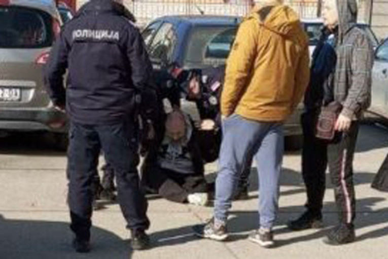 Nasilje opozicije se nastavlja! Đilasov i Marinikin anarho-liberal fizički napao aktiviste SNS! Silom žele da preuzmu vlast!