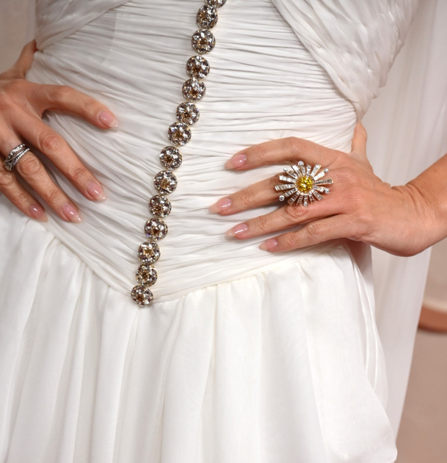 Penelope u delikatnoj beloj haljini inspirisanoj devedesetima: Izrađivala se 254 sata, a na glumici više od 27 karata dijamanata! (FOTO)