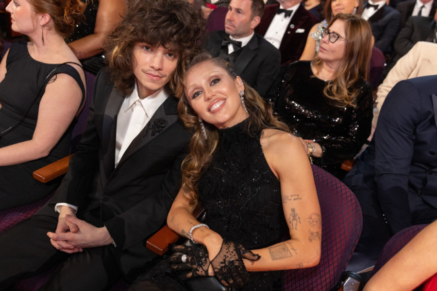 Svi su se pitali šta joj je sa facom, a caka je u trendi obrvama: Majli prvi put pozirala sa dečkom na crvenom tepihu (FOTO)