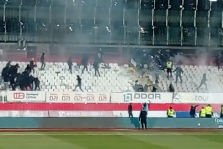 Tinejdžeri zapalili stadion posrnulog velikana posle ispadanja kluba u drugu ligu! (VIDEO)
