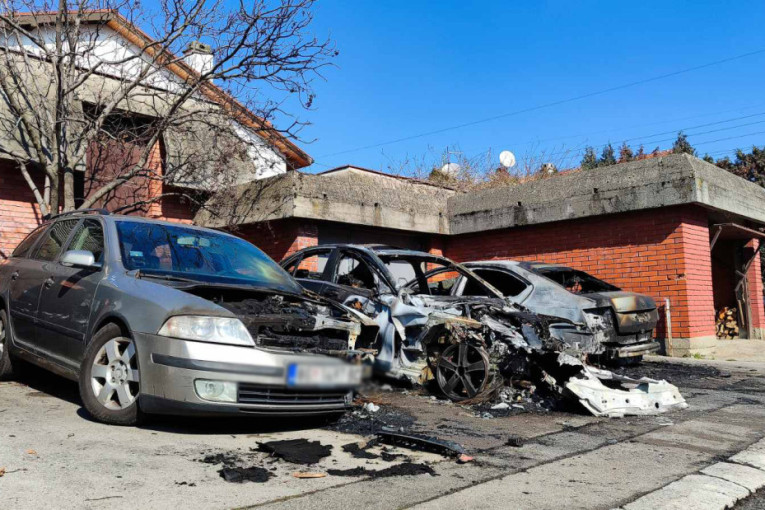 Prve slike sa Bežanije: Tri automobila potpuno izgorela, komšije tvrde da su čule jaku eksploziju (FOTO/VIDEO)