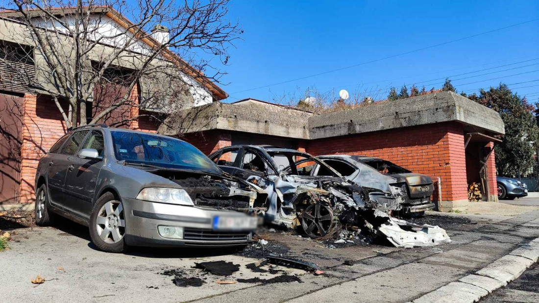 Prve slike sa Bežanije: Tri automobila potpuno izgorela, komšije tvrde da su čuli jaku eksploziju (FOTO/VIDEO)