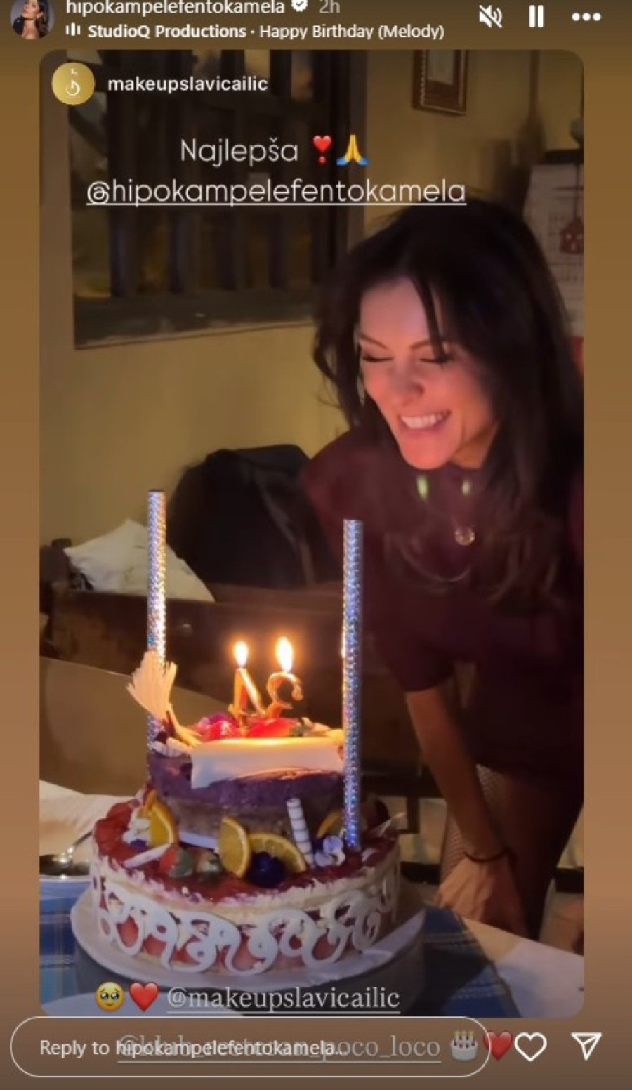 Dragana Mićalović uz harmoniku proslavila 34. rođendan: Glumica u minijaturnoj haljini oduvala svećice!