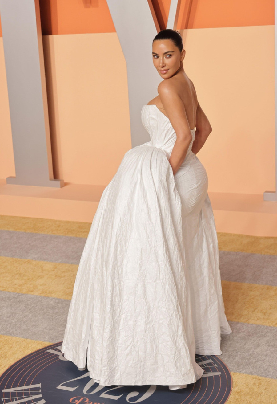 Kako bez nje? Kim Kardašijan pojavila se na zabavi posle Oskara u beloj balskoj haljini