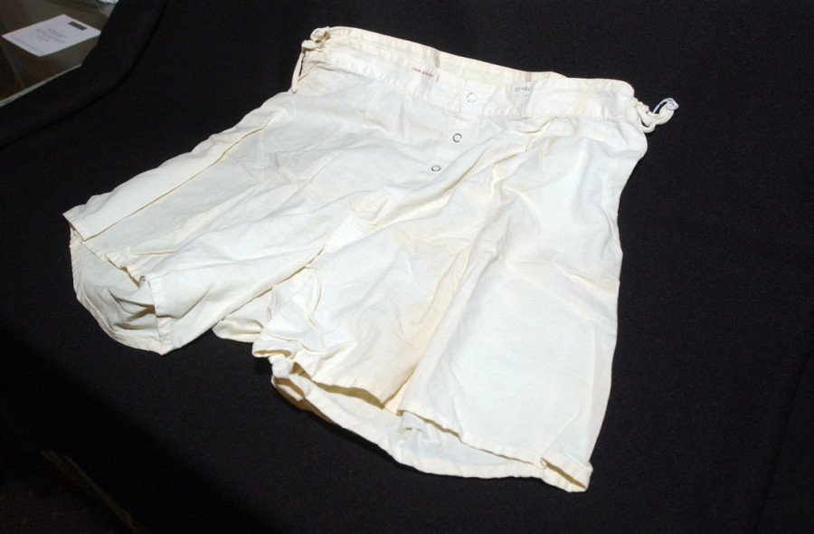 Kenedijeve gaće i Zakerbergov duks - najbizarniji predmeti koji su prodati za vrtoglave sume na aukciji (FOTO)