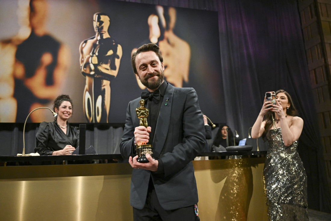 Kiran Kalkin opsovao u svom govoru na Oskaru: Sada žena mora da mu ispuni obećanje (FOTO/VIDEO)