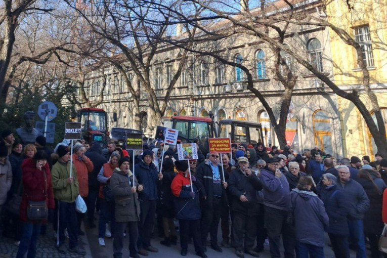 Narodna blokada suda u Senti: Đilasovcu ni minut pritvora za prebijanje naprednjaka (FOTO)