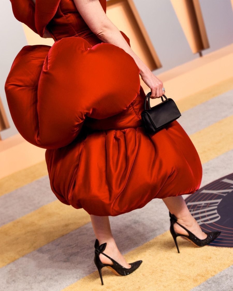 Haljina koja je postala viralna: Nekima je kao vreća za spavanje, drugi kažu malina sufle, a spekuliše se da košta milionče (FOTO)