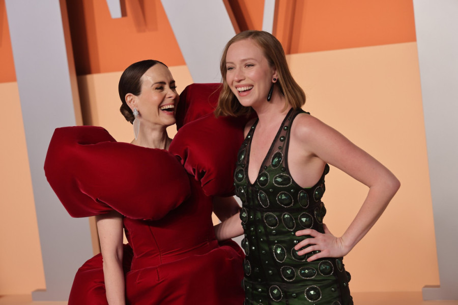 Haljina koja je postala viralna: Nekima je kao vreća za spavanje, drugi kažu malina sufle, a spekuliše se da košta milionče (FOTO)