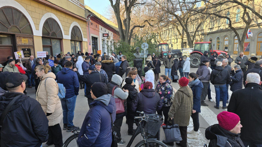 SNS Senta: Plenumi preuzeli sud u Senti! (FOTO)