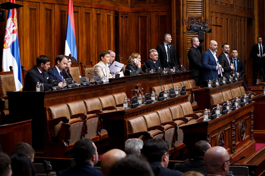Završena sednica parlamenta: Brnabić najavila da UKP ulazi u Skupštinu, opozicija pravila haos, bacala jaja i dimne bombe!  (FOTO/VIDEO)