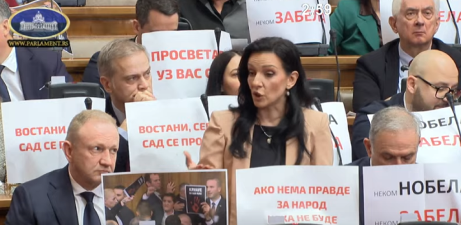 Završena sednica parlamenta: Brnabić najavila da UKP ulazi u Skupštinu, opozicija pravila haos, bacala jaja i dimne bombe!  (FOTO/VIDEO)
