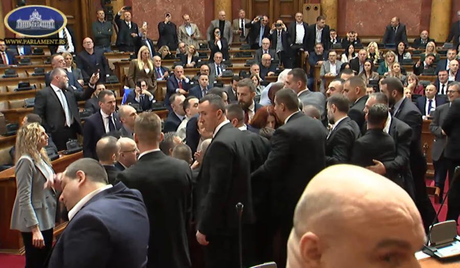 Završena sednica parlamenta: Brnabić najavila da UKP ulazi u Skupštinu, opozicija pravila haos, bacala jaja i dimne bombe!  (FOTO/VIDEO)