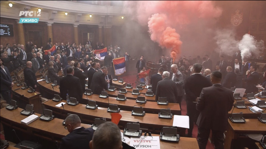 Završena sednica parlamenta: Brnabić najavila da UKP ulazi u Skupštinu, opozicija pravila haos, bacala jaja i dimne bombe!  (FOTO/VIDEO)