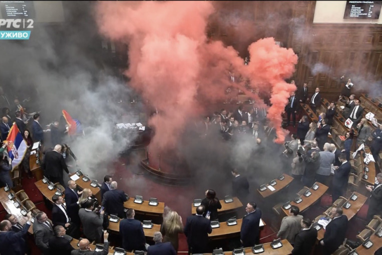 Opozicija ponovo pravi haos u Skupštini: Parlament se ne vidi od dima, bacili dimne bombe! (FOTO/VIDEO)