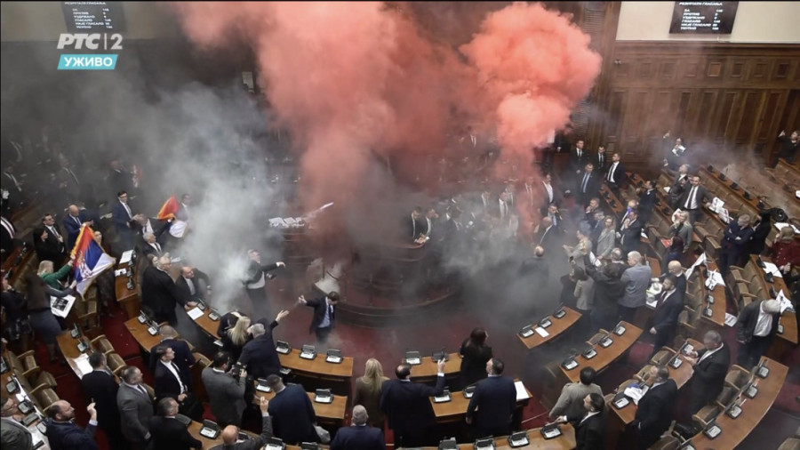 Završena sednica parlamenta: Brnabić najavila da UKP ulazi u Skupštinu, opozicija pravila haos, bacala jaja i dimne bombe!  (FOTO/VIDEO)