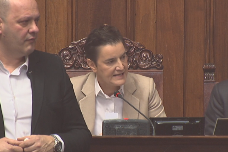 Završena sednica parlamenta: Brnabić najavila da UKP ulazi u Skupštinu, opozicija pravila haos, bacala jaja i dimne bombe!  (FOTO/VIDEO)