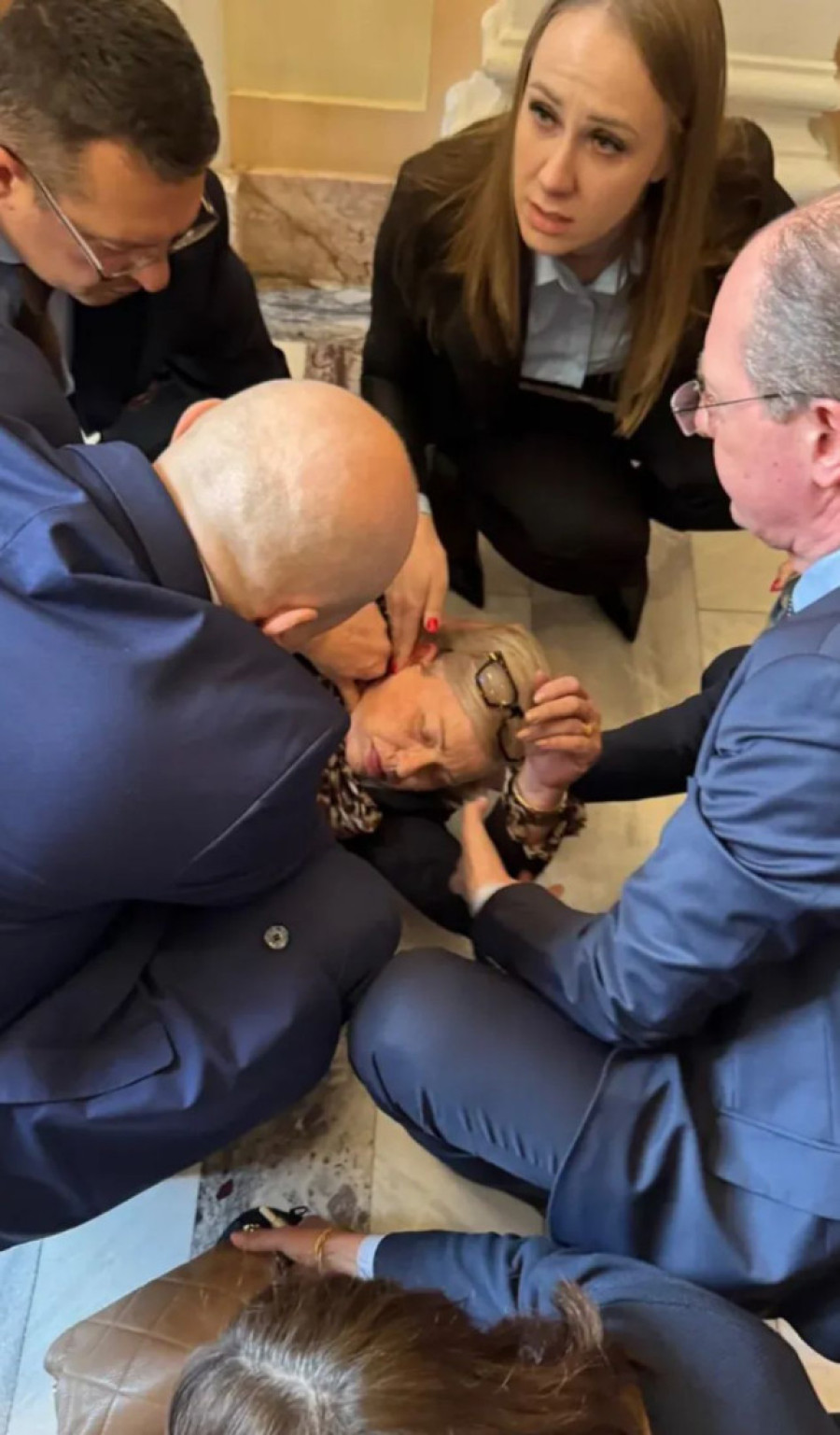 Završena sednica parlamenta: Brnabić najavila da UKP ulazi u Skupštinu, opozicija pravila haos, bacala jaja i dimne bombe!  (FOTO/VIDEO)